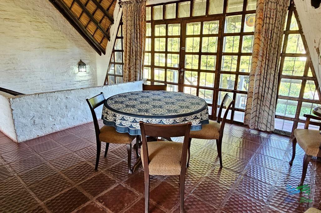 En venta casa 5 dormitorios, piscina, a 1 cuadra