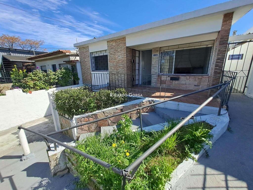 Casa en Alquiler de 2 Dormitorios y cochera en Aires Puros