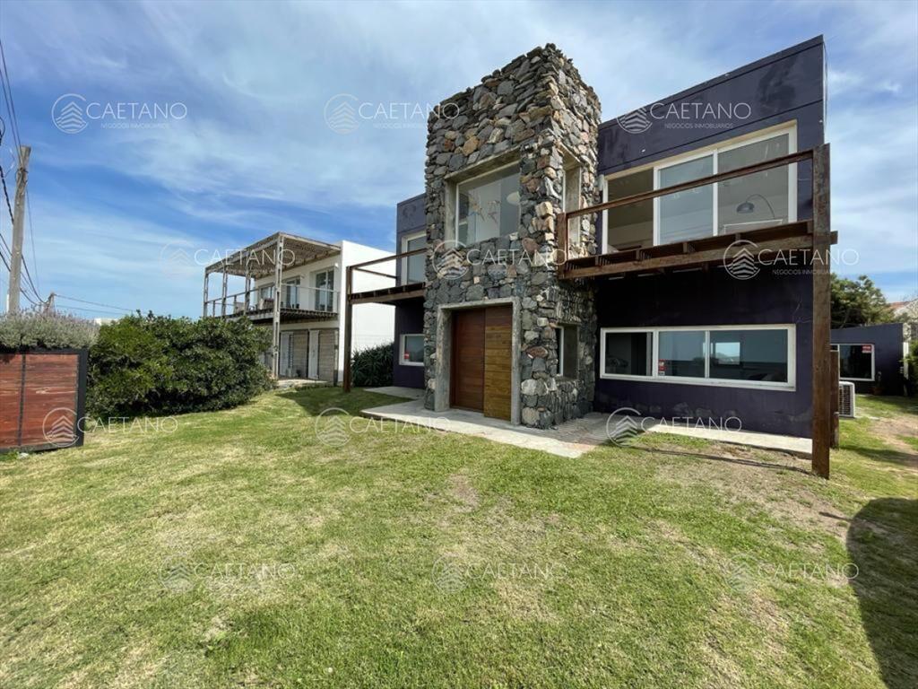 Hermosa casa de dos plantas enfrente al mar !