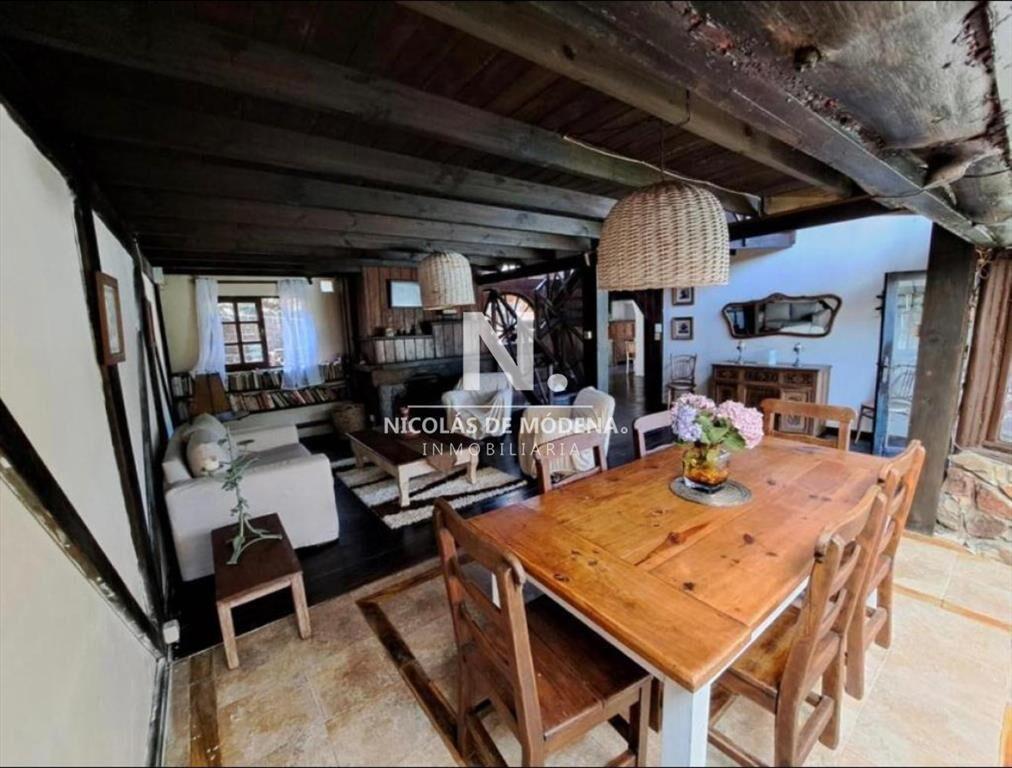 Vende casa a media cuadra del mar de 3 Pinares,