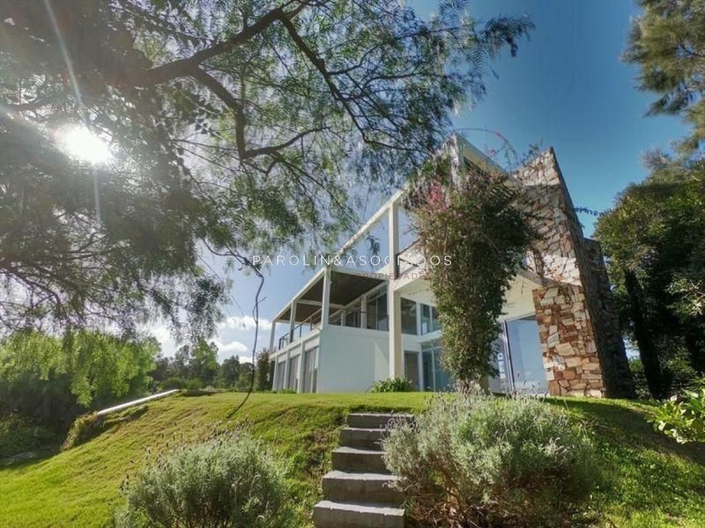 CASA DE 4 DORMITORIOS EN PUNTA BALLENA