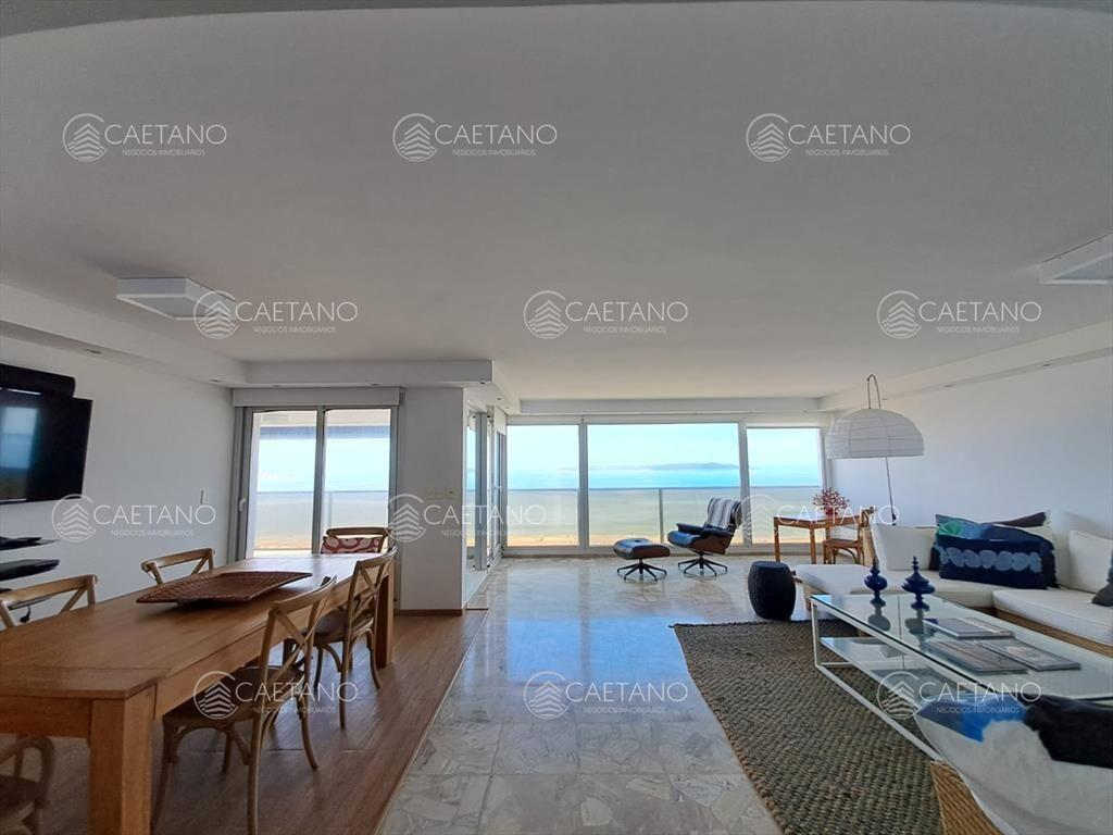 Departamento en venta con amplios ambientes, en