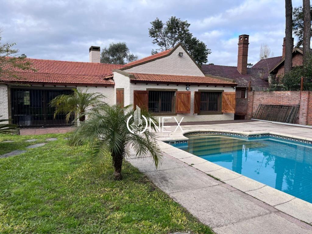 Venta casa 5 dormitorios con piscina en Punta del Este.