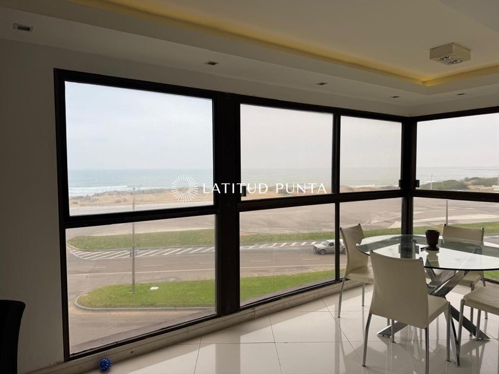 Apartamento frente al mar, 2 dormitorios más dependencia