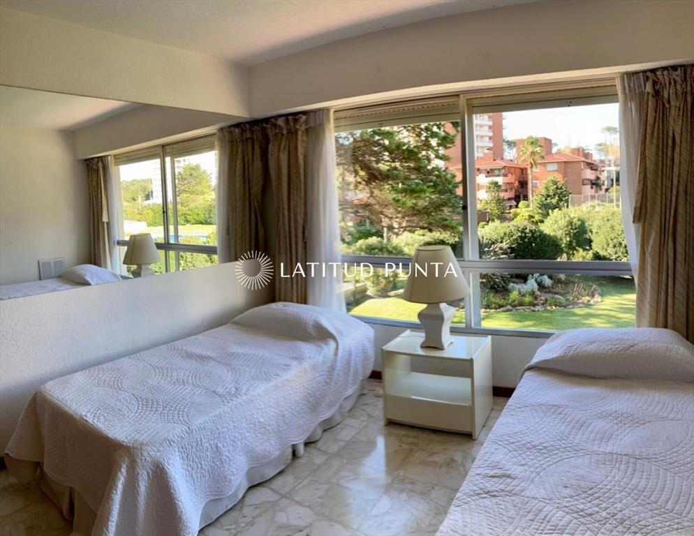 Apartamento de tres dormitorios con vista al mar