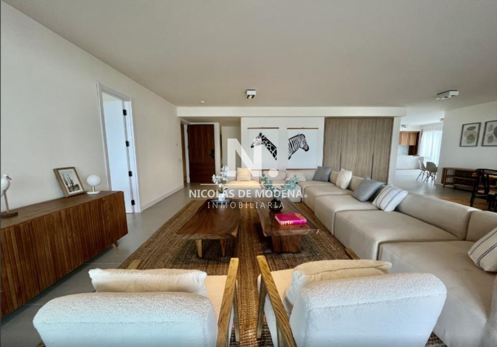 Vende apartamento de 4 dormitorios en Manantiales frente al