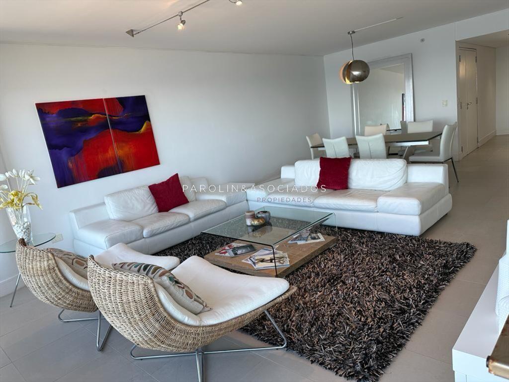 Apartamento en venta en edificio Le Parc I, Punta