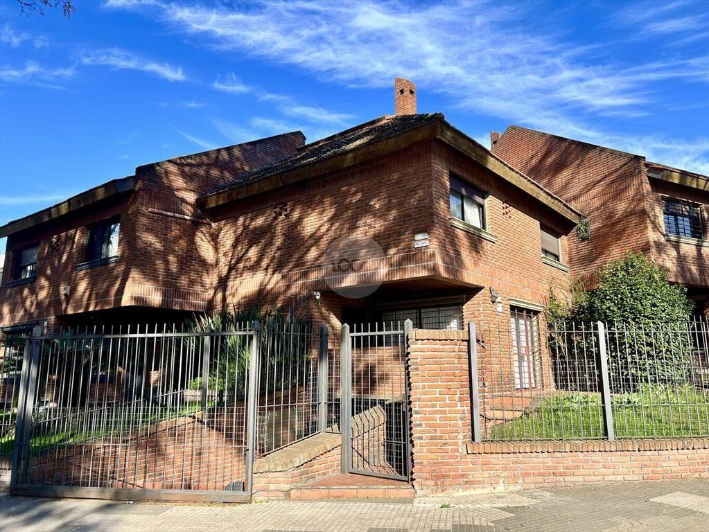 Venta Casa 3 Dormitorios, garaje y fondo en Malvín Sur