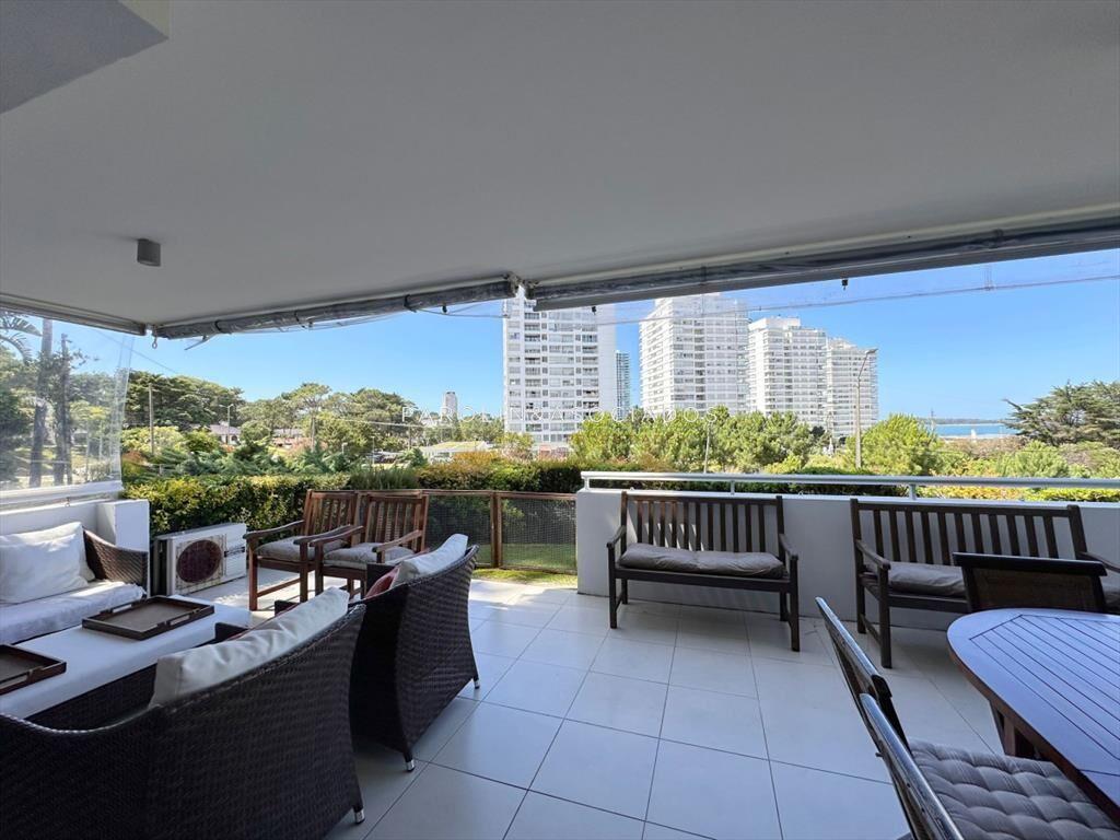 Apartamento en venta de 3 dormitorios con propio