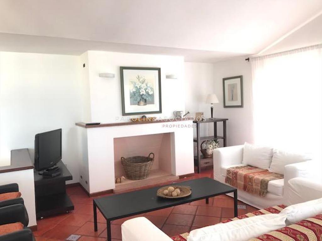 VENTA DE CASA DE 3 DORMITORIOS EN MANANTIALES CON