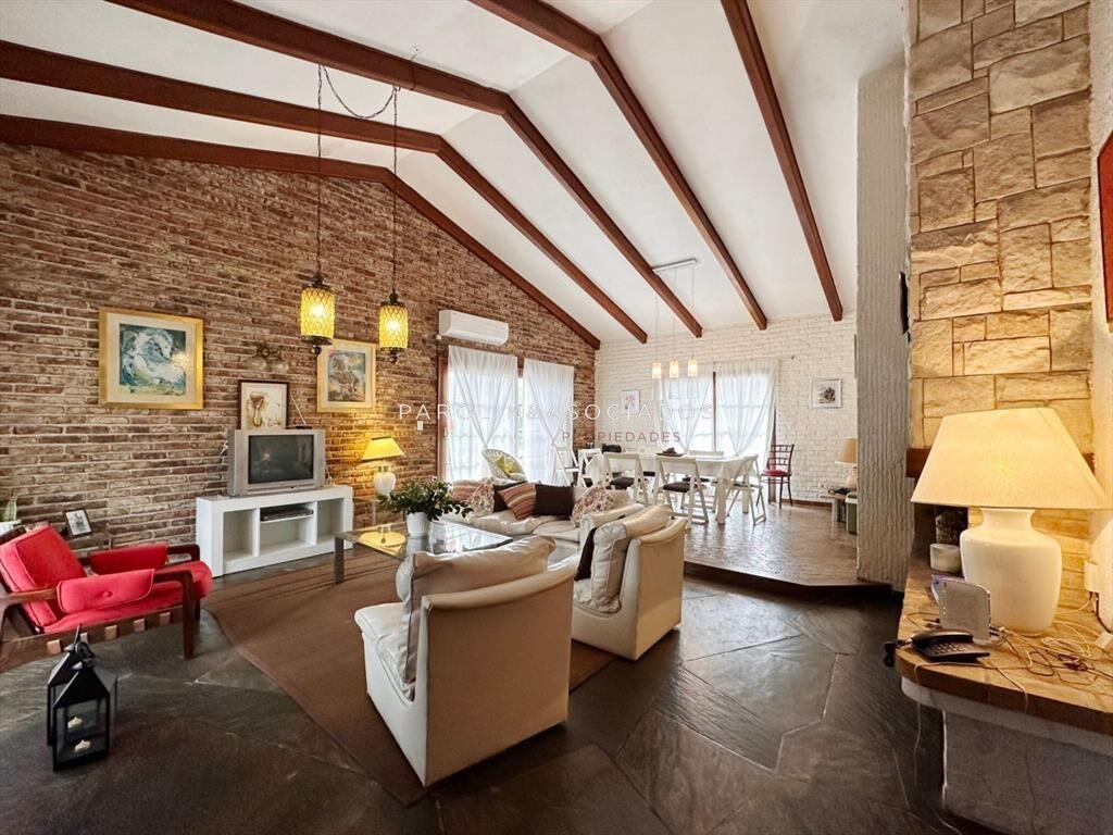 Casa de 3 dormitorios + dependencia de servicio