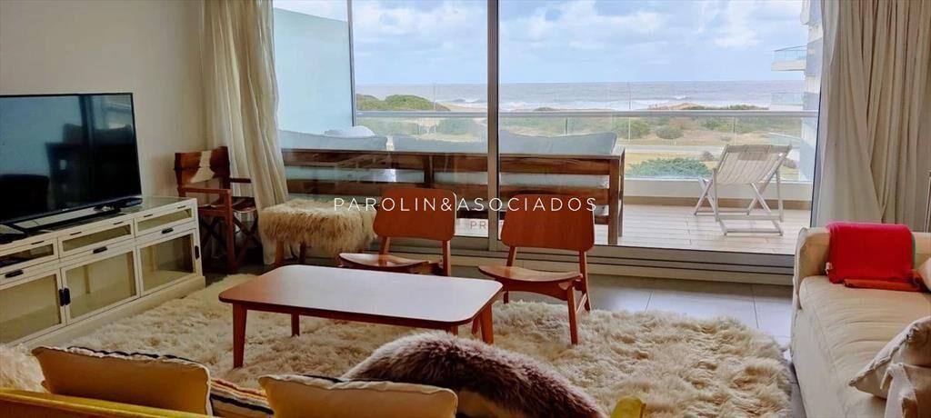 Apartamento de 3 dormitorios en venta en complejo