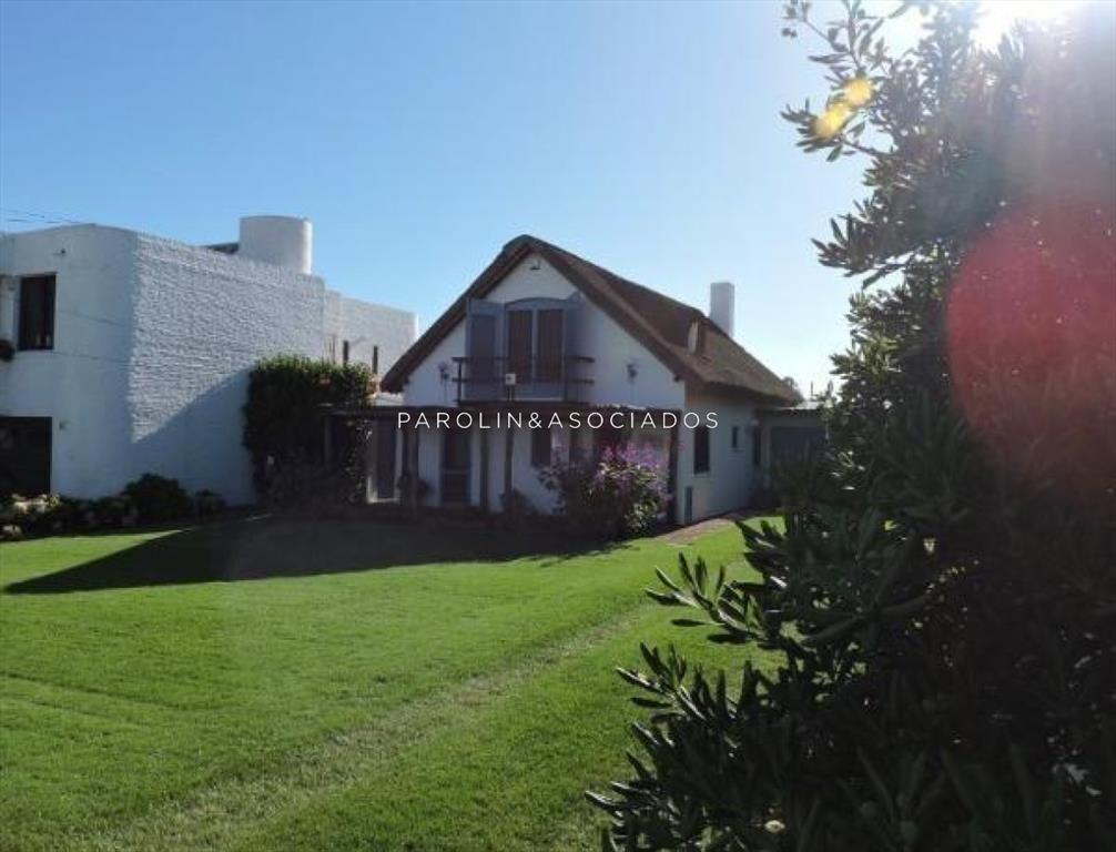 Casa de 5 dormitorios en venta en La Barra, Punta del Este.