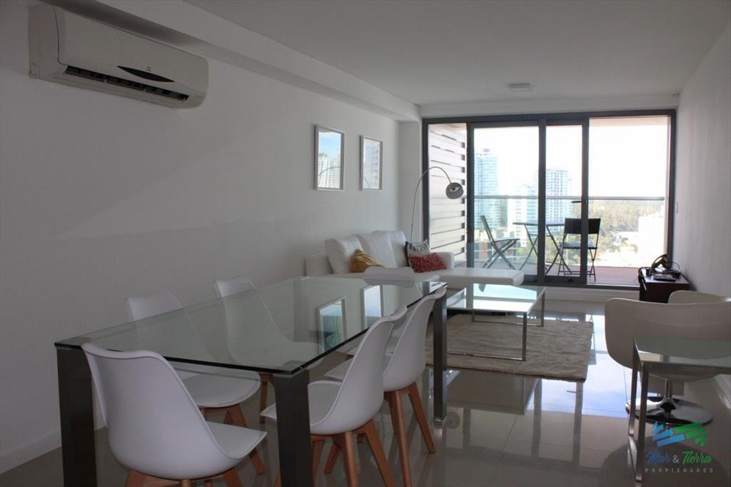 Apto 2 dorm, central, 2 baños y balcón piso alto.