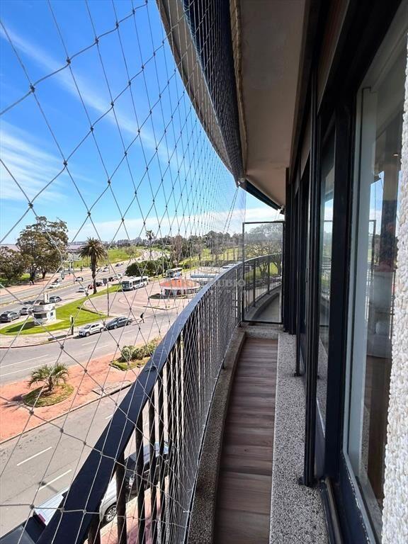 BR ARTIGAS Y RAMBLA! 140 MTS. FRENTE AL GOLF! TODO RECI...