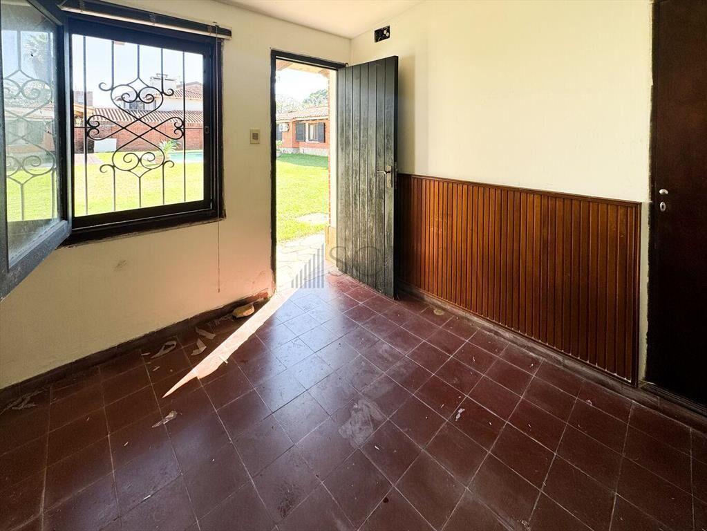 VENTA DE CASA EN CARRASCO SUR CON PISCINA Y CUATRO GARAJES
