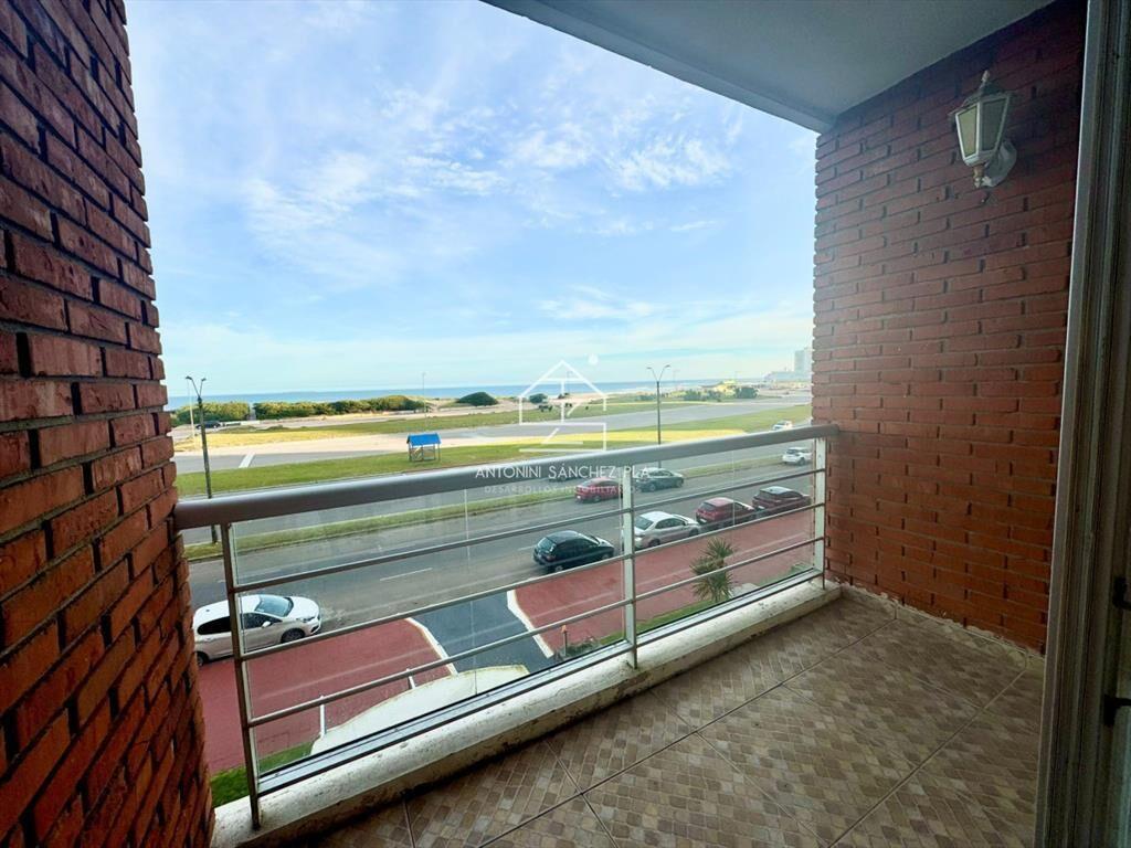 Apartamento de 2 domritorios en venta, 1ra linea