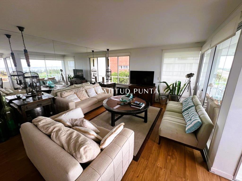 Apartamento en Brava, 3 suites más dependencia