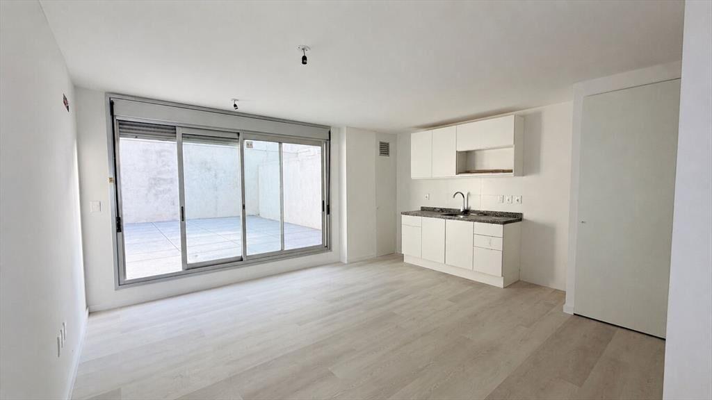 Venta apartamento 1 dormitorio con patio en Cordón a estren