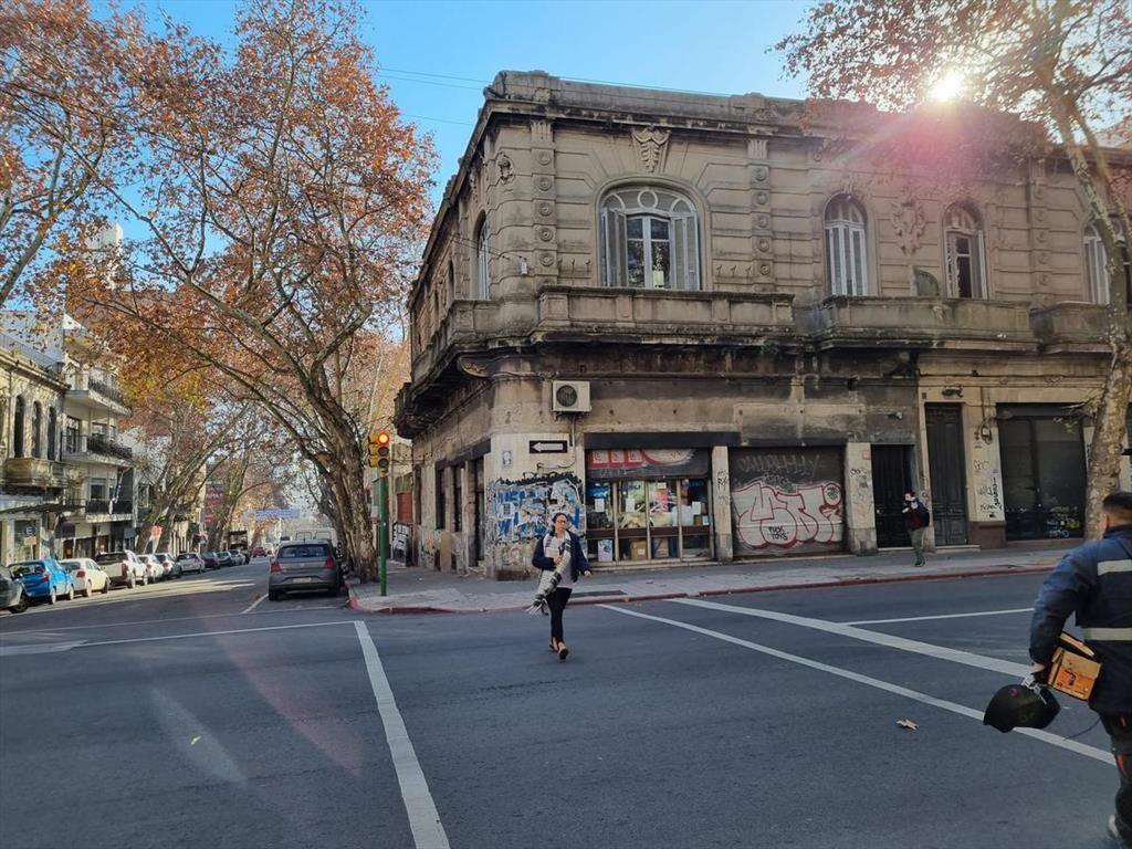 Local - Av Uruguay esquina Yi , gran esquina , 612 m2 edifi