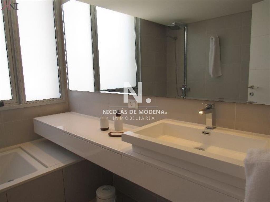 Vende apartamento de 2 dormitorios frente al mar,