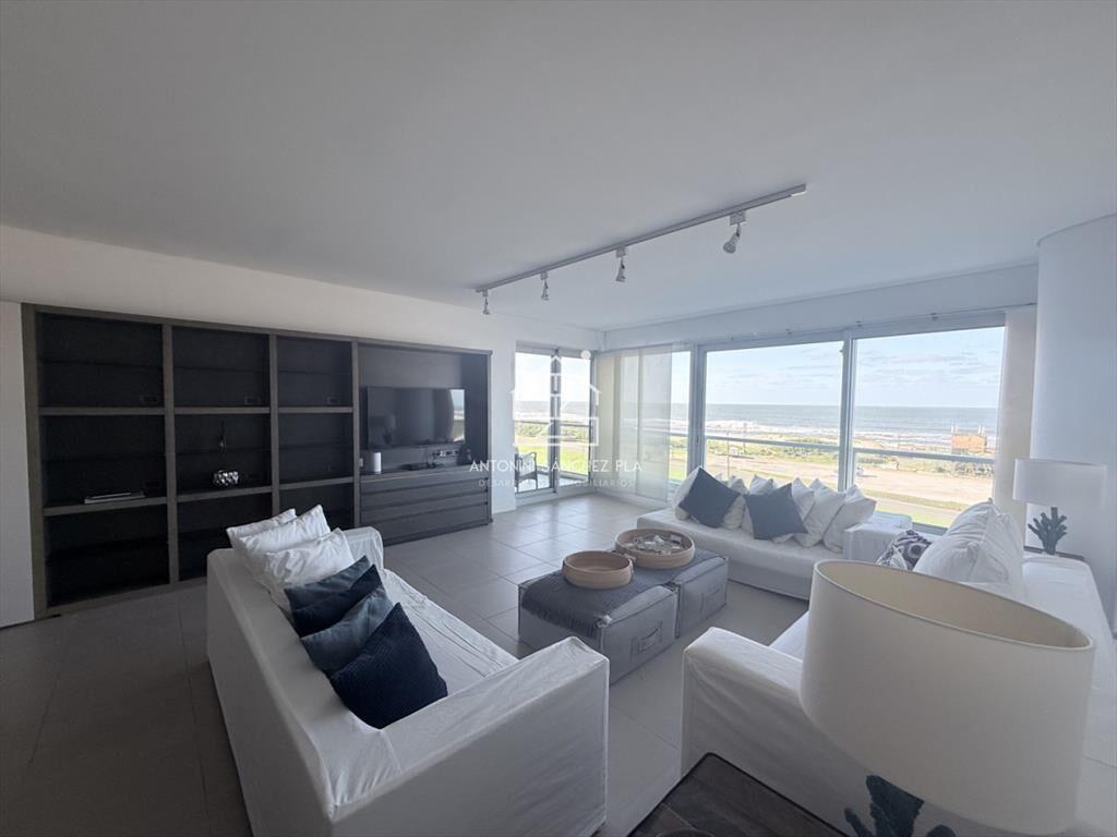Luminoso y cómodo apartamento en primera linea Playa Brava