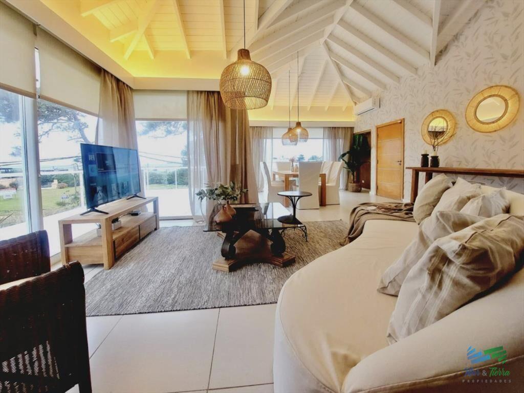 Excelente Casa de 6 Dormitorios y Piscina en La