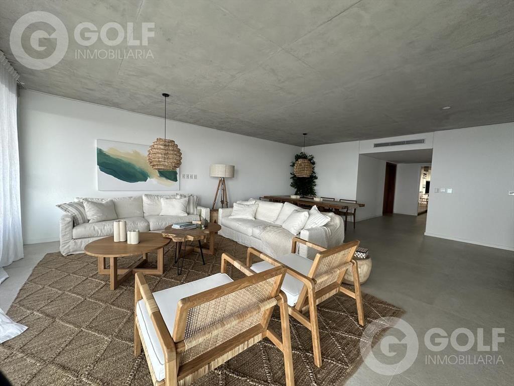 Venta de apartamento de 3 dormitorios y pileta privada en M