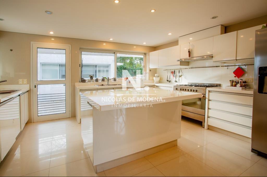 En venta casa en Lugano de 4 dormitorios, con piscina y par