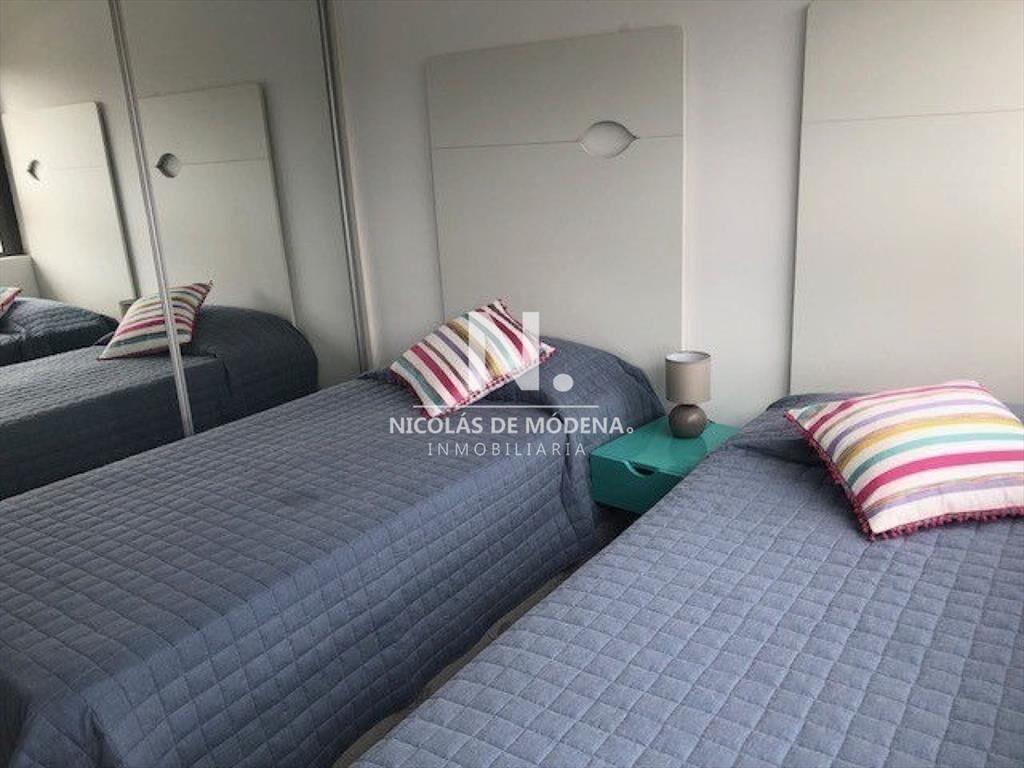 Apto 2 dorm, central, 2 baños y balcón piso