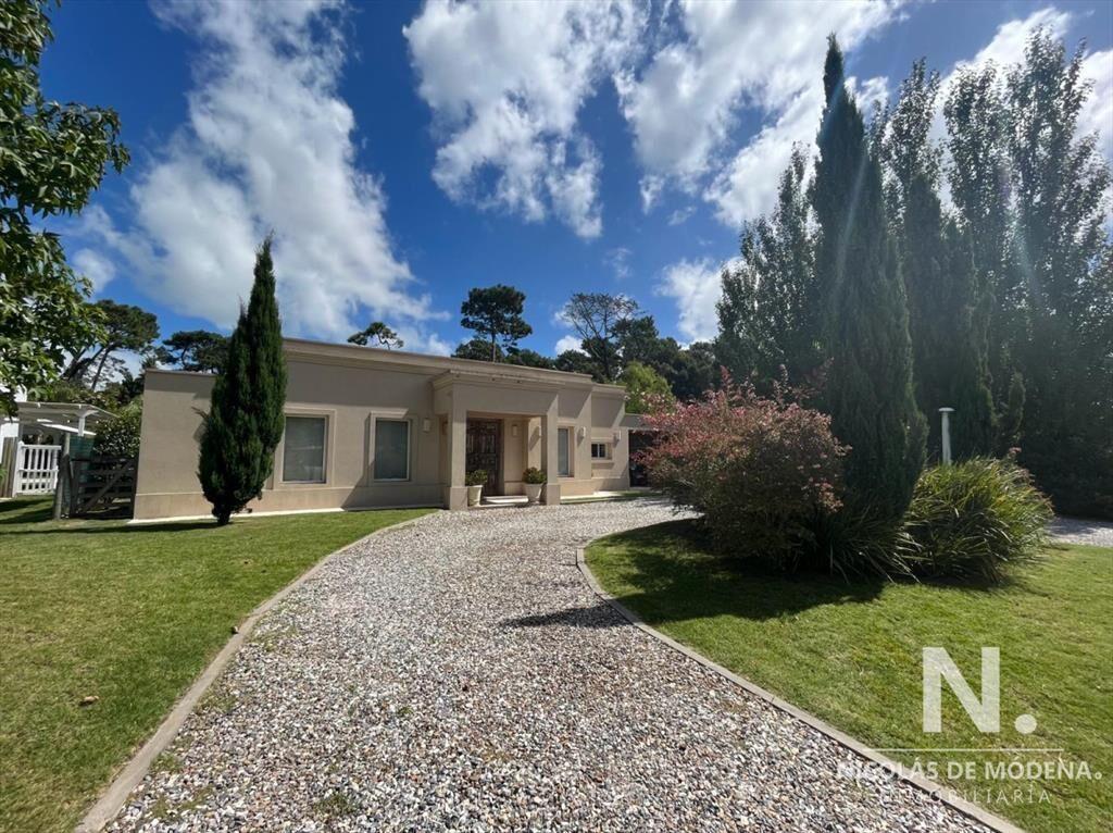 Casa en Venta de 4 dormitorios en Barrio Privado La Arbolad