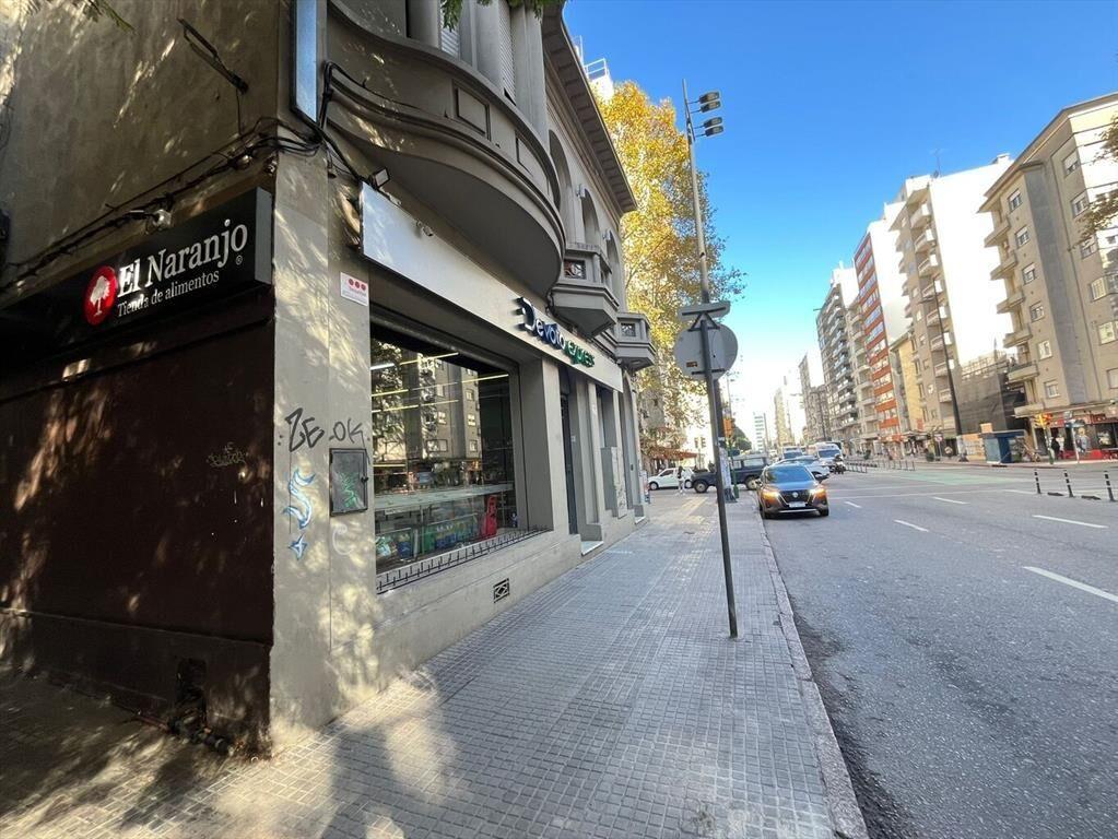 Venta local 18 de Julio con renta en Cordón