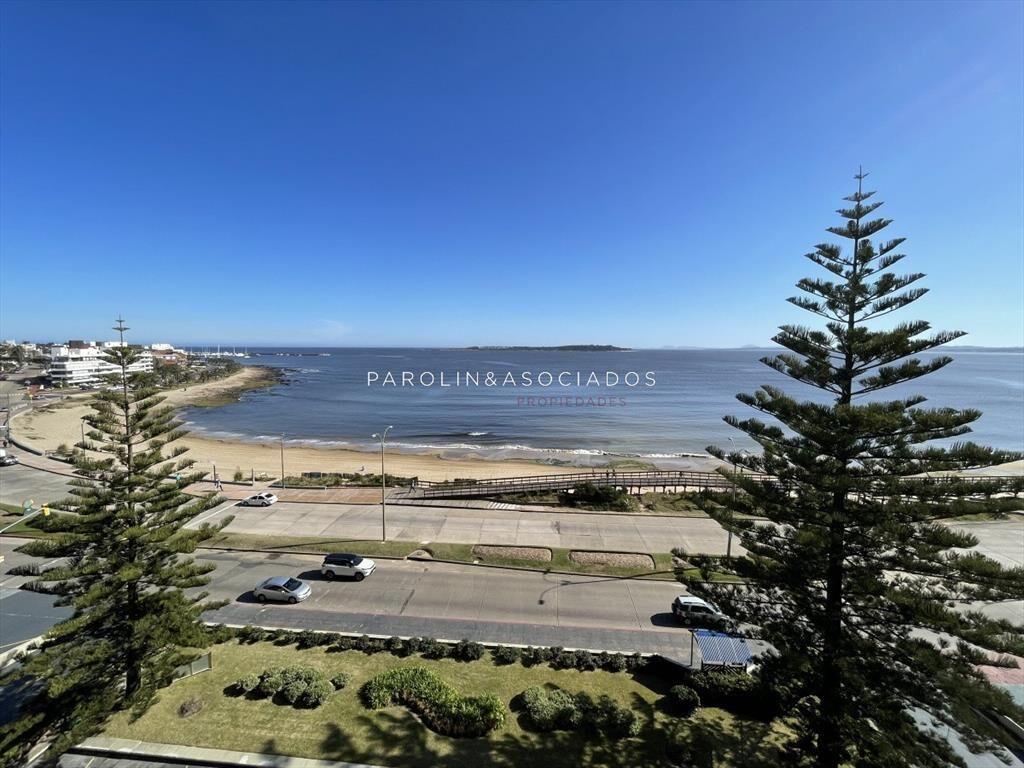 Apartamento en primera línea en edificio Malecón, Punta d