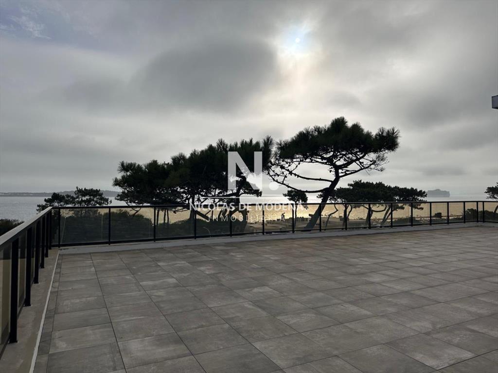 Vende oportunidad en Playa Mansa, primera línea