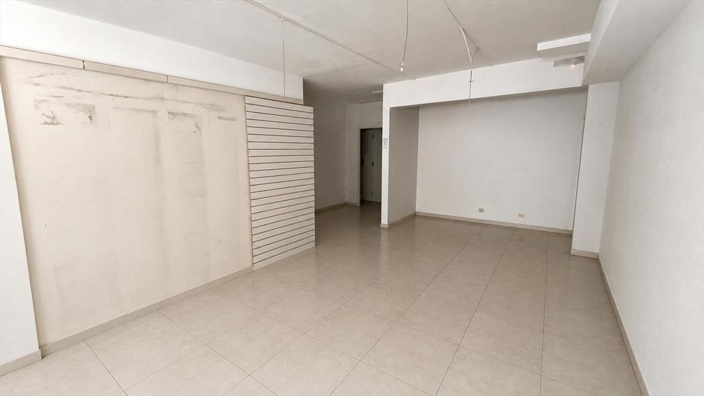 18 de julio y Rio Branco, 105 m2, 4 mts de frente, excelent