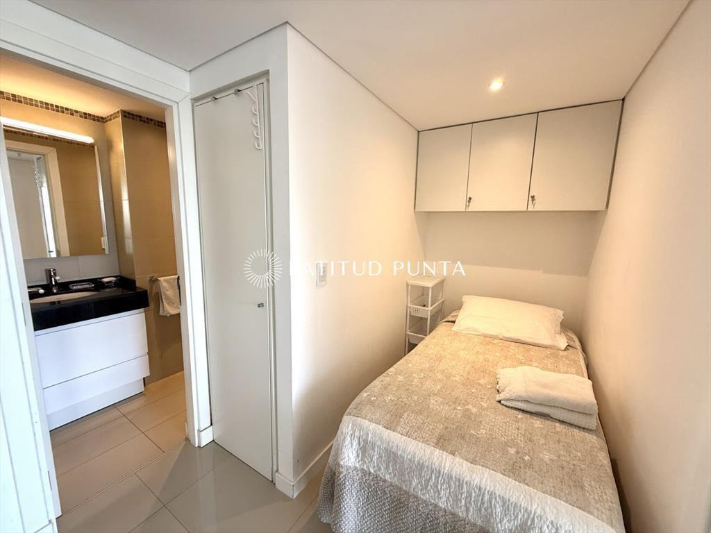Brava, piso alto de 1 dormitorio y medio