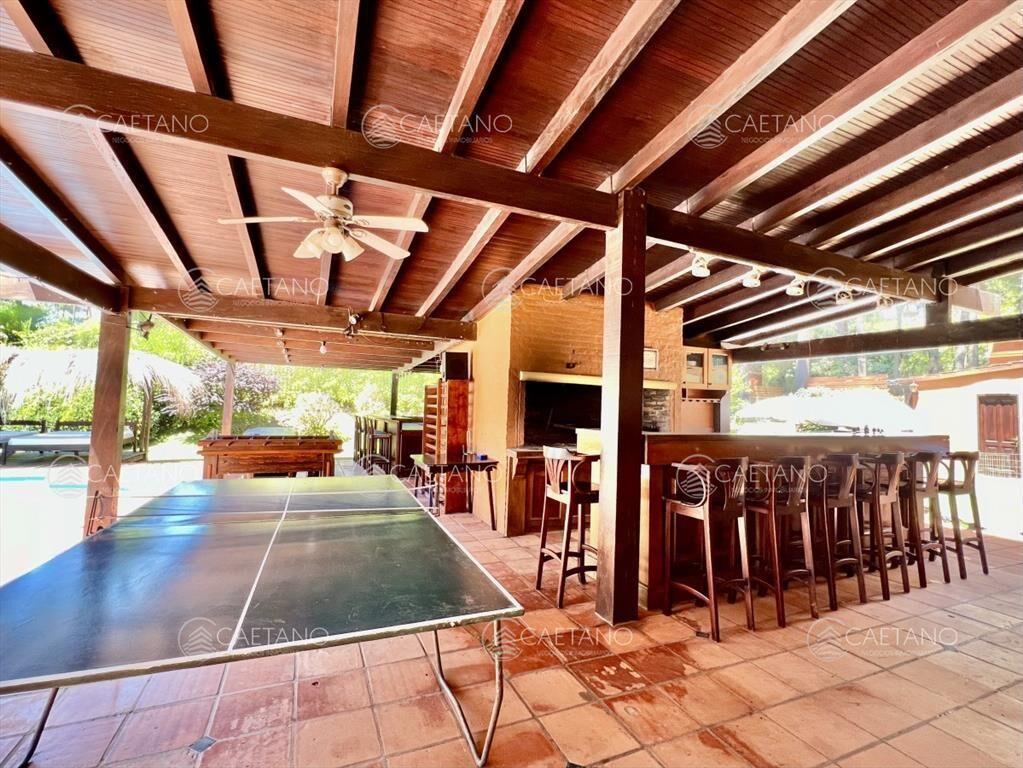 Casa en barrio residencial con 3000 m2 de parque