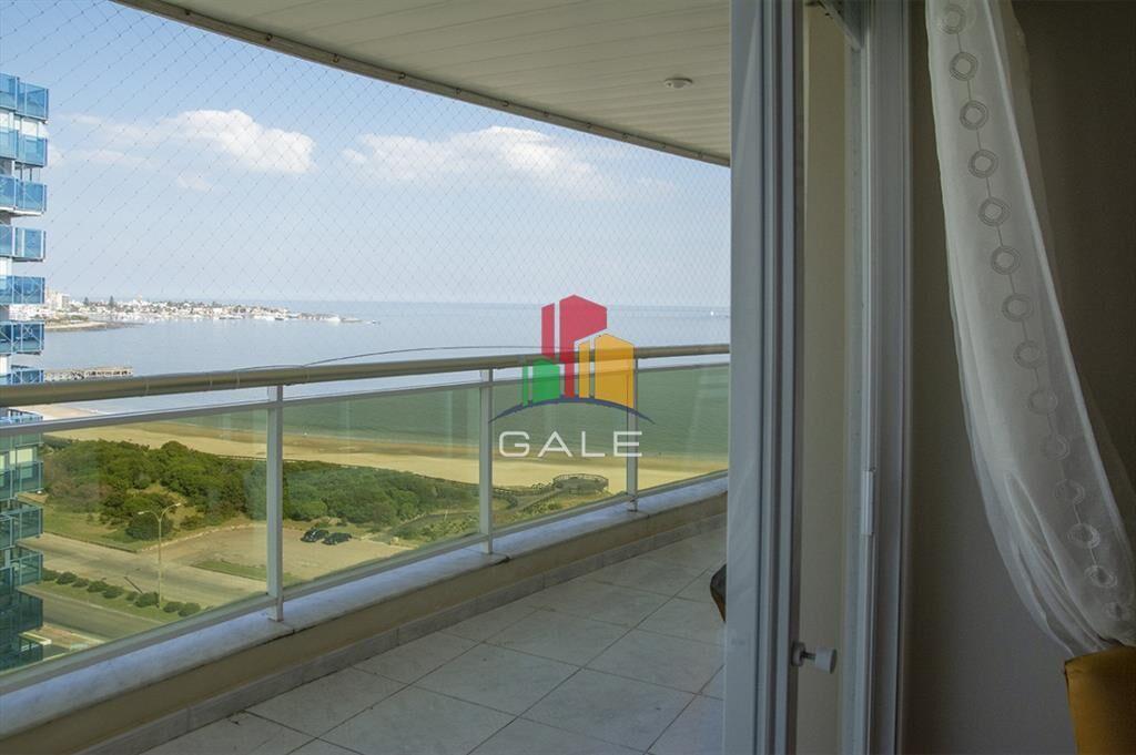 Departamento de 3 dormitorios en venta frente a Playa Mansa