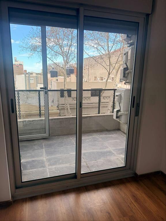 Apartamento en alquiler 2 dormitorios y balcón al frente, a