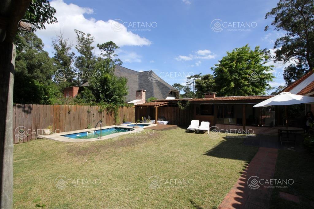 Casa 4 dormitorios con piscina en alquiler, zona