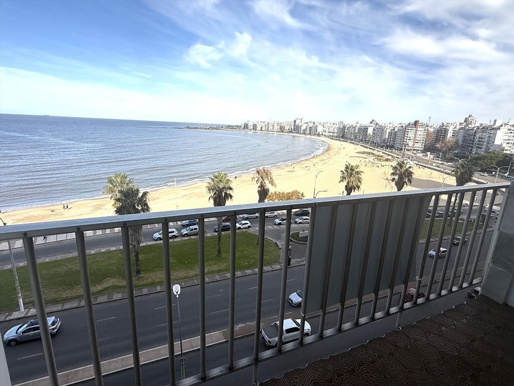 Oportunidad sobre rambla 2 dormitorios, servicio y garaje!!