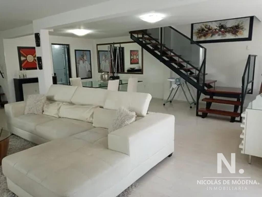 Vendo casa de 4 dormitorios,3 baños y piscina climatizada.