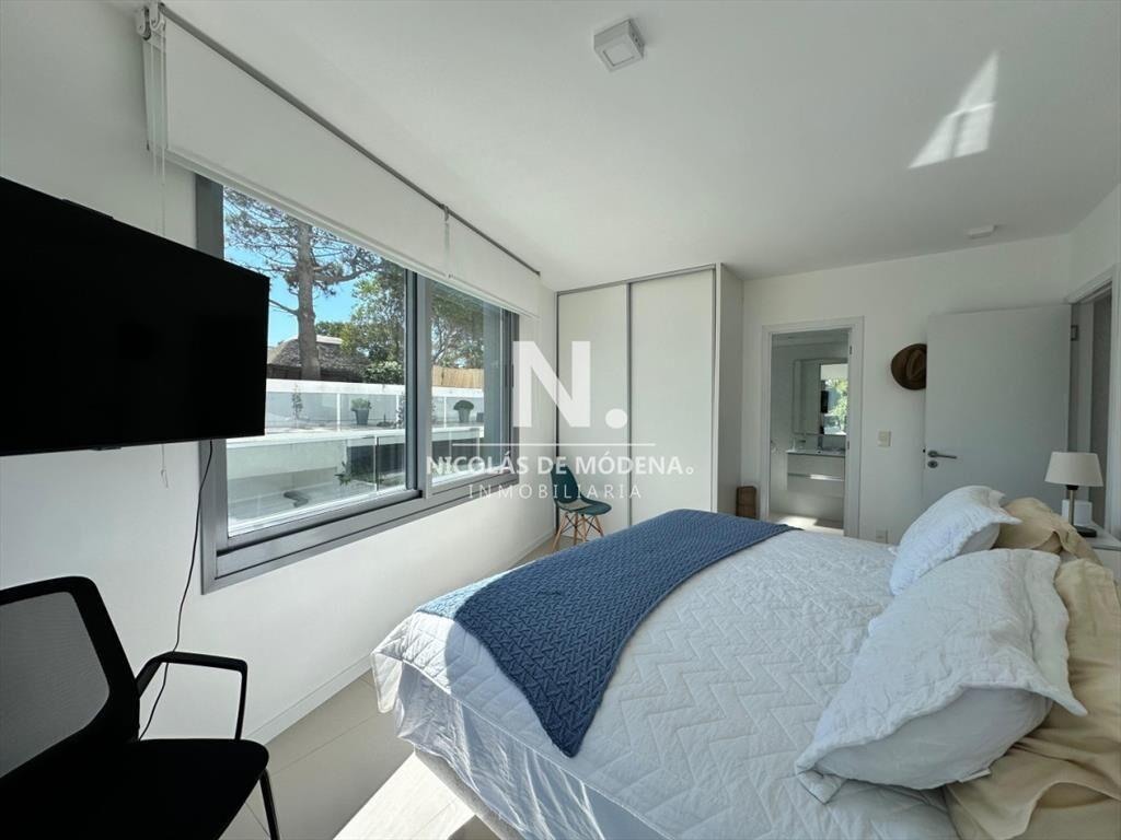 Vende en Punta del Este, apartamento de 3 dormitorios con v