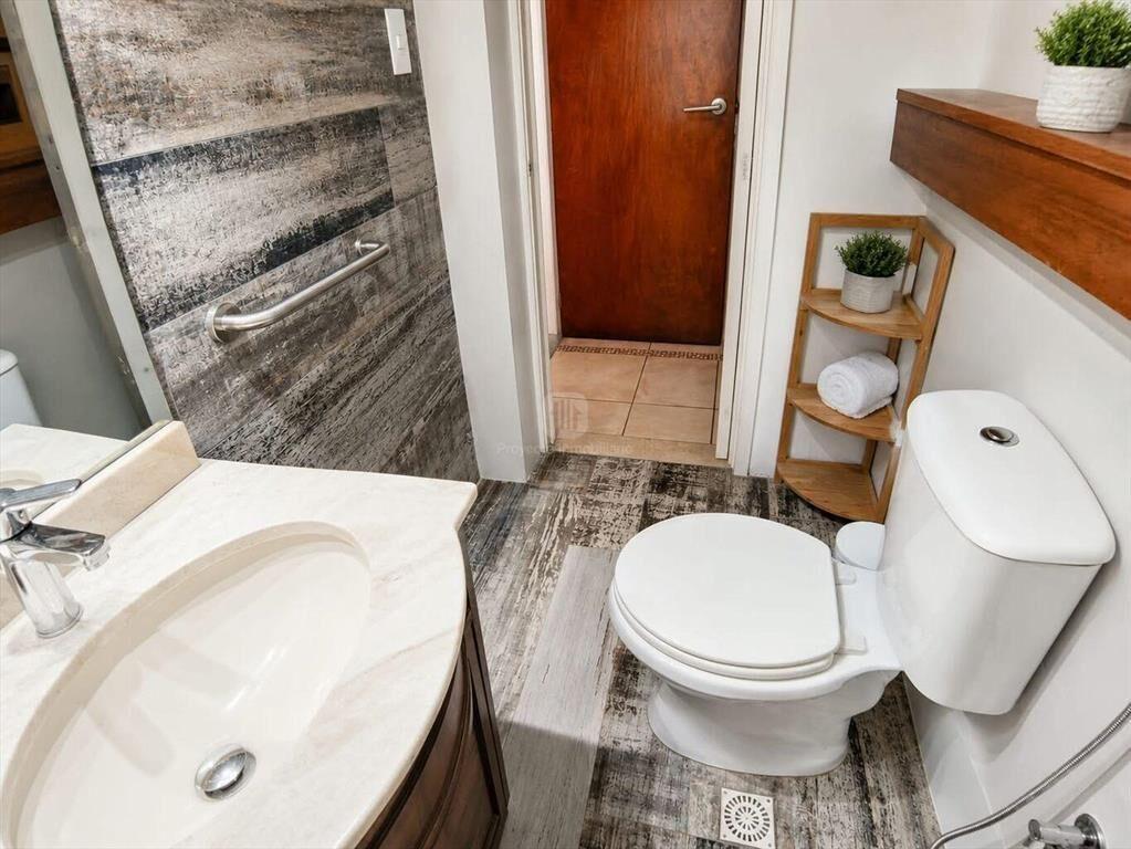 Venta casa Malvin con garage y fondo.-