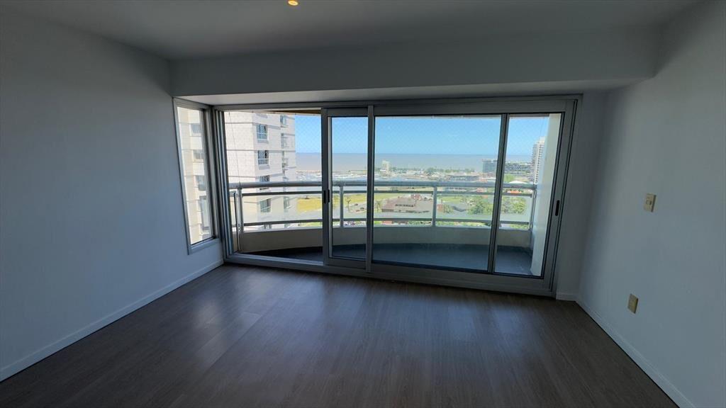 Proximo Rambla Puerto del Buceo, vista al mar, 90 m2 , terr