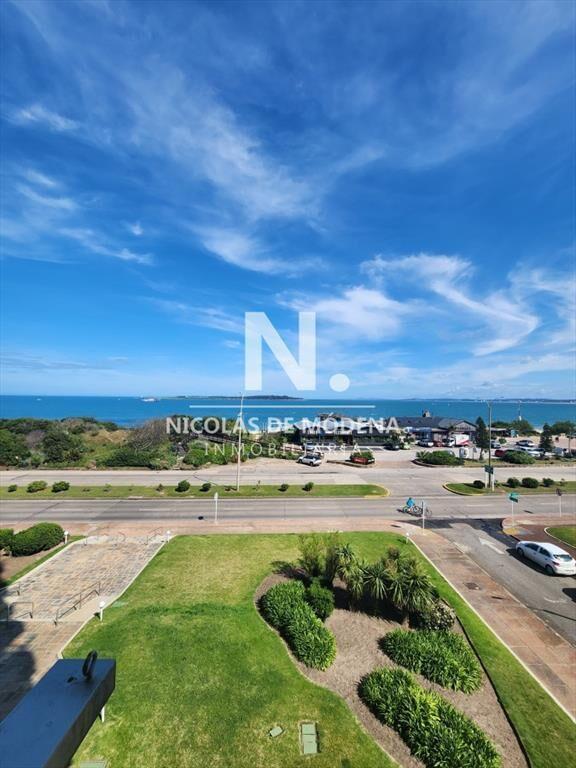 Vende espectacular apartamento con vista al mar de 3 dormit