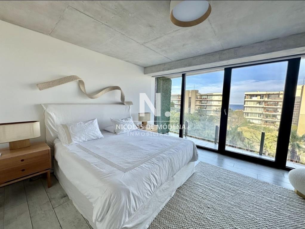 Vende apratamento en Brava Punta del Este de 2 dormitorios.