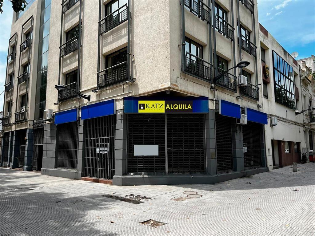 Excelente local esquina en Rambla portuaria, 120 m2 de saló