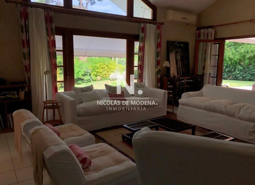 Chalet de 3 suites + dependencia en venta, Zona