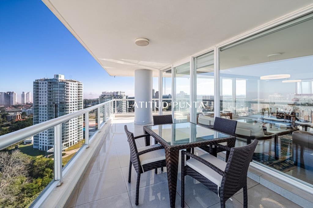 Piso alto en One, 3 suites más dependencia